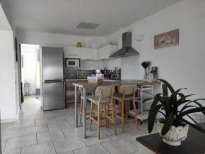 Joli appartement avec cour privé à 5 minutes à pied de la plage